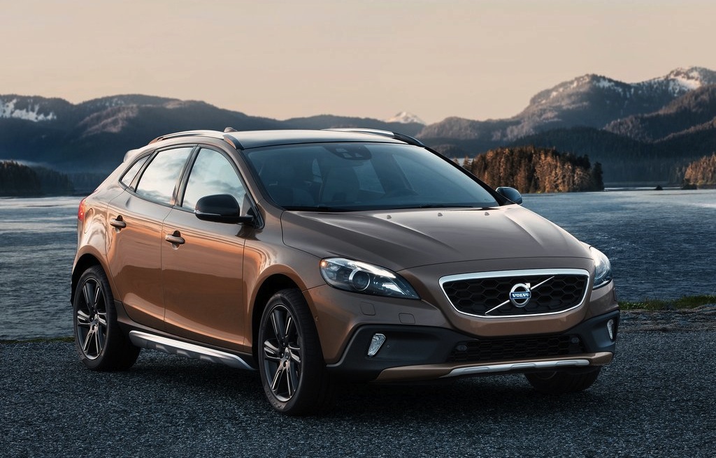 2013 Volvo V40 Cross Country Front 3/4 View