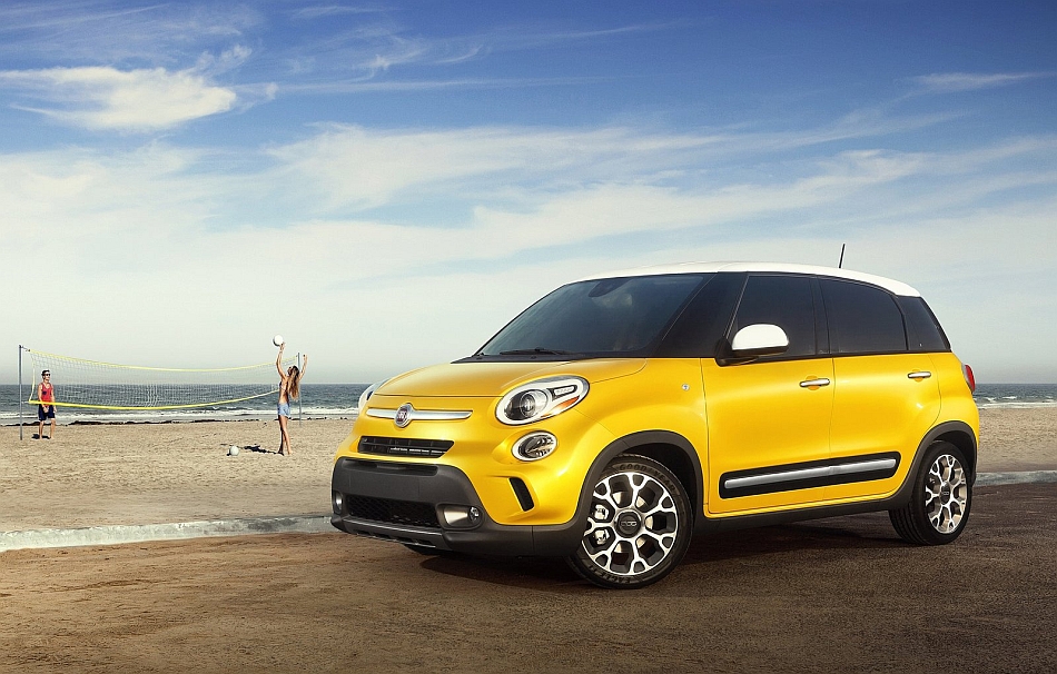 2014 Fiat 500L Front 3-4 Left At The Beach