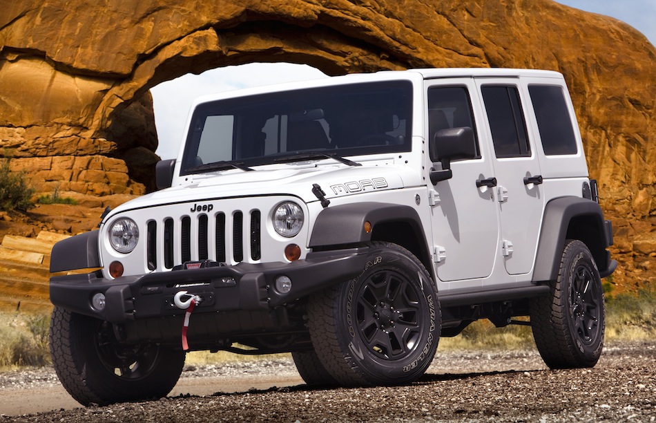 2013 Jeep Wrangler Unlimited Moab Front 3/4 View