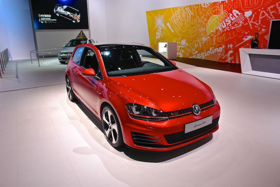 2014 Volkswagen Golf GTI NYIAS Front 3-4 Right